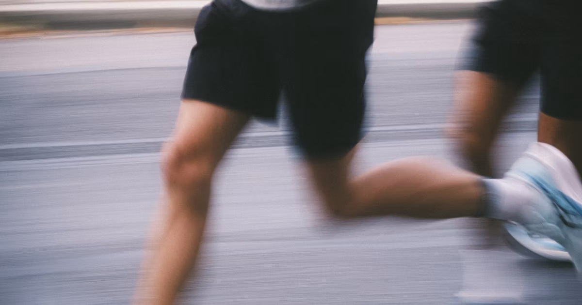 Para pelari dalam lomba lari dengan efek gerak, menggambarkan performa dan gaya hidup aktif